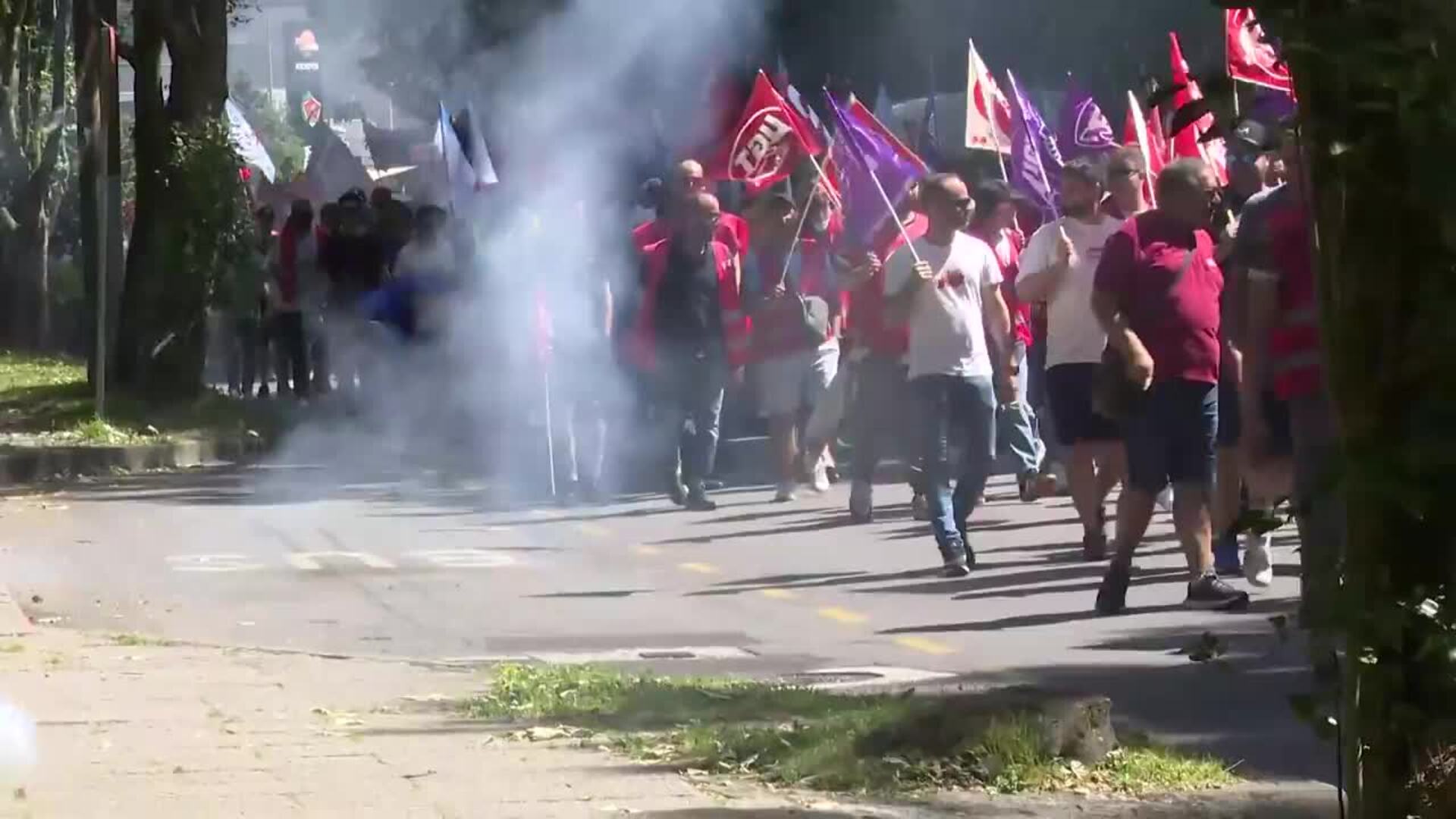 Petardos y bocinas en la manifestación del metal para reclamar una "solución ya" al convenio