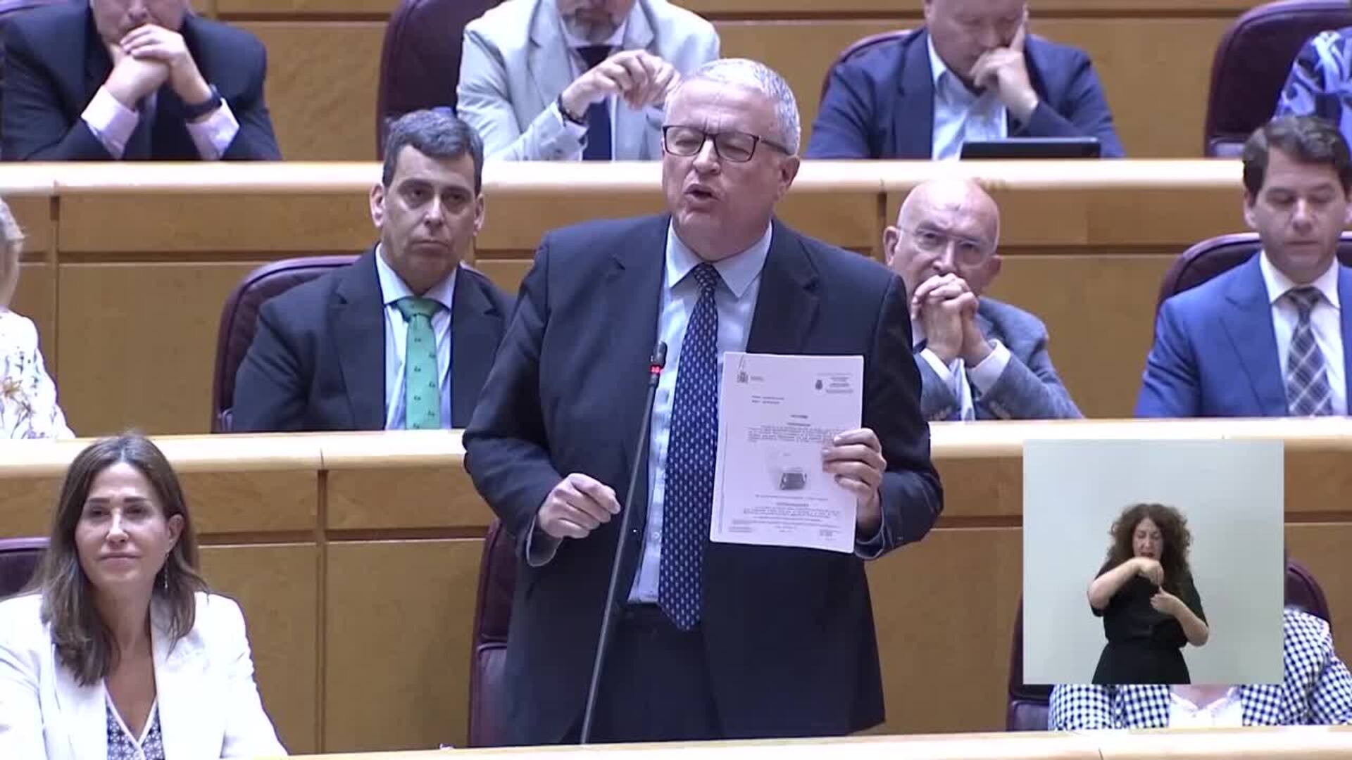 Un senador del PP vuelve a llevar al pleno arena tóxica en una bolsa y espeta a Aagesen