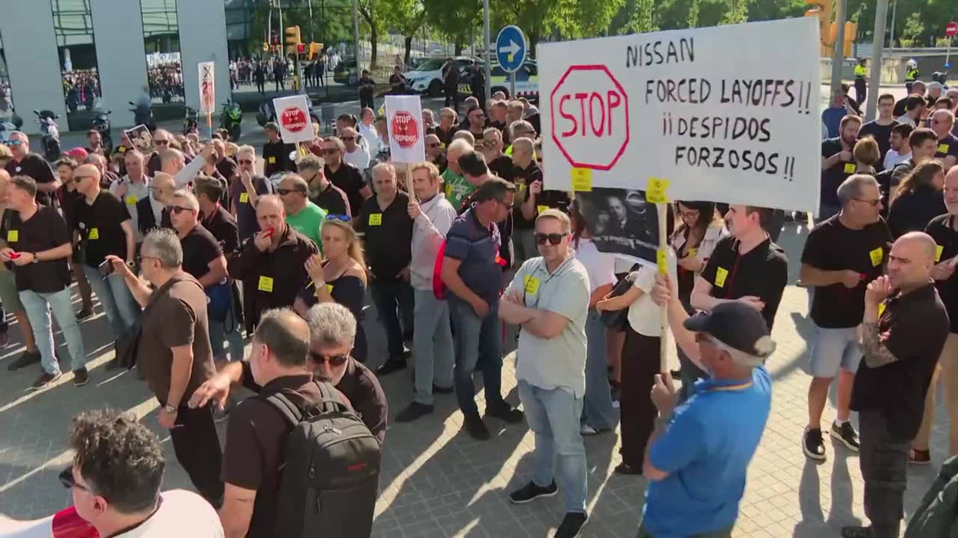 Unos 300 trabajadores de Nissan se concentran contra el ERE en la sede de L'Hospitalet