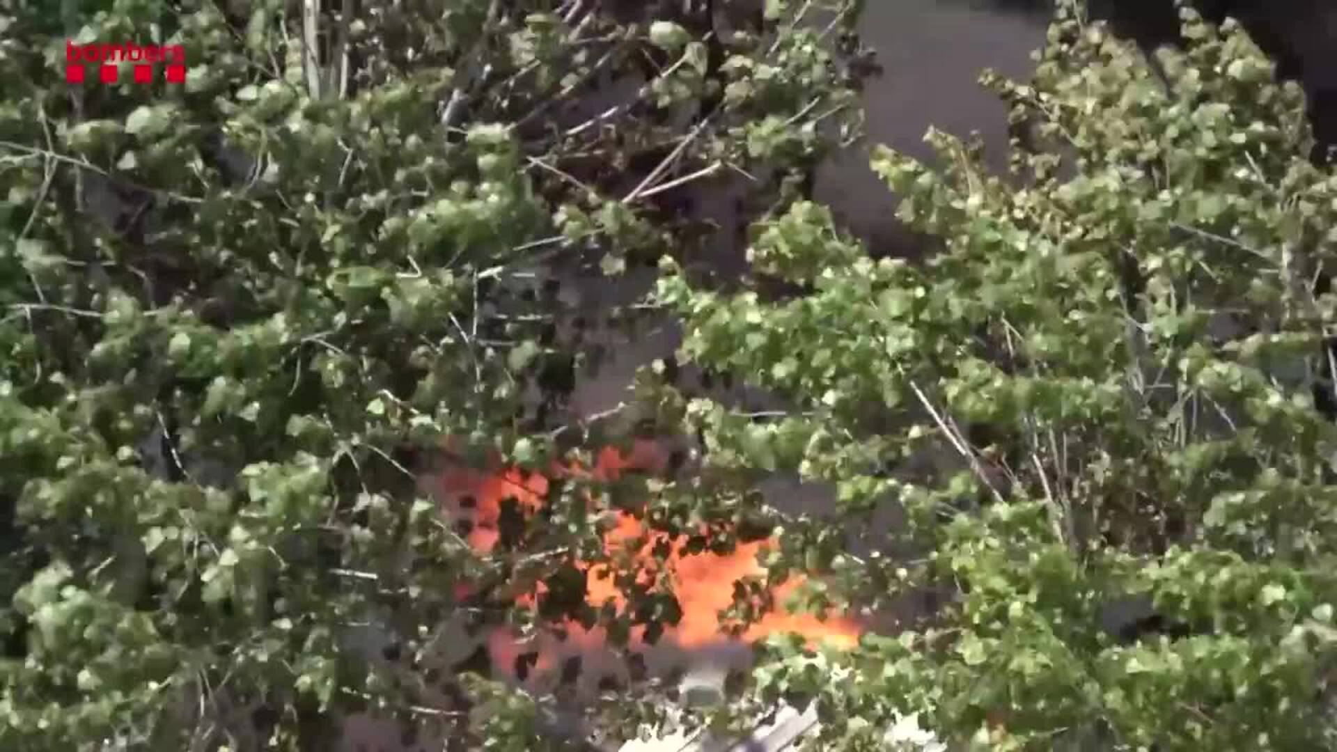 Bombers logra estabilizar el incendio forestal de Òrrius, que todavía quema combustible