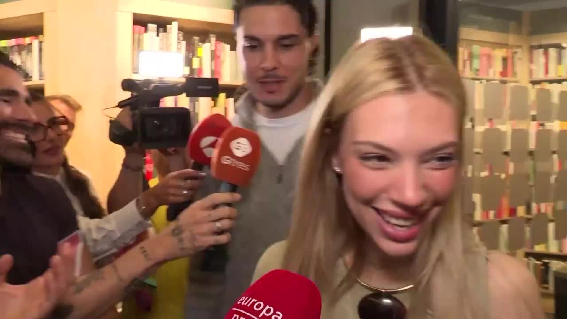 Carmen Borrego, dolida, responde al dardo de Carlo Costanzia a su hijo