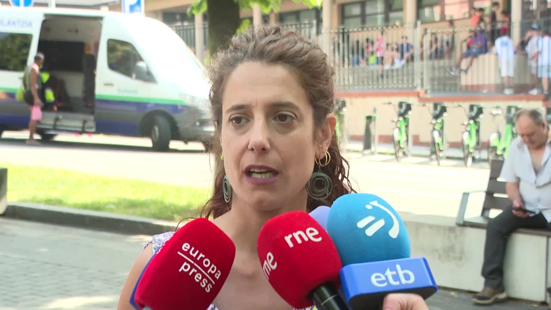 Un menor trasladado en ambulancia desde el Colegio Pagasarribide en Bilbao por el calor