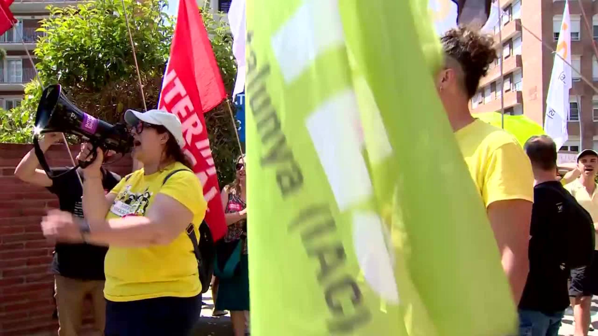 150 docentes cortan la Via Augusta de Barcelona en apoyo a los sindicatos en la mesa