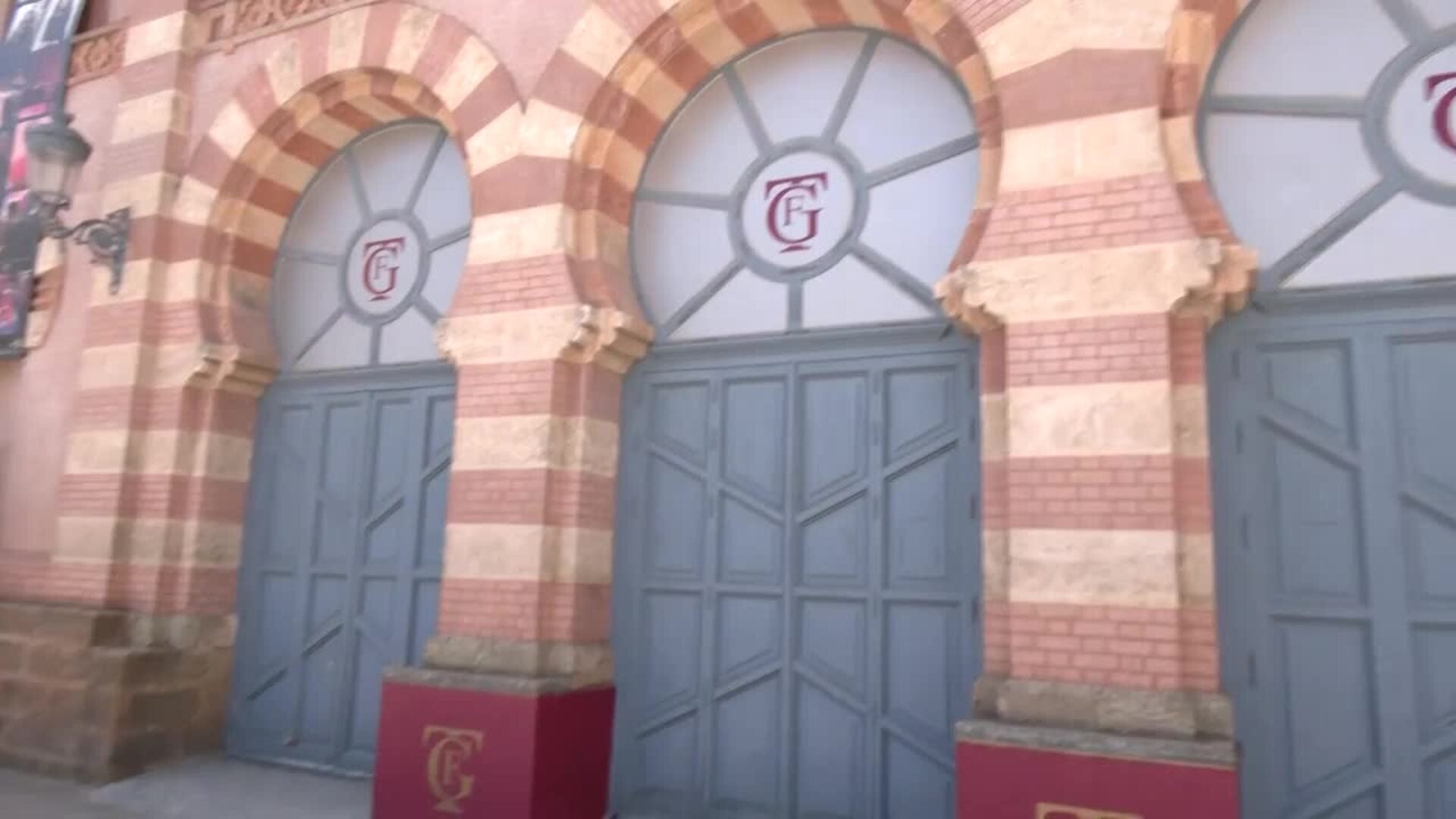 Quitan la estrella a Juan Carlos Aragón en la puerta del Falla tras retirar honores