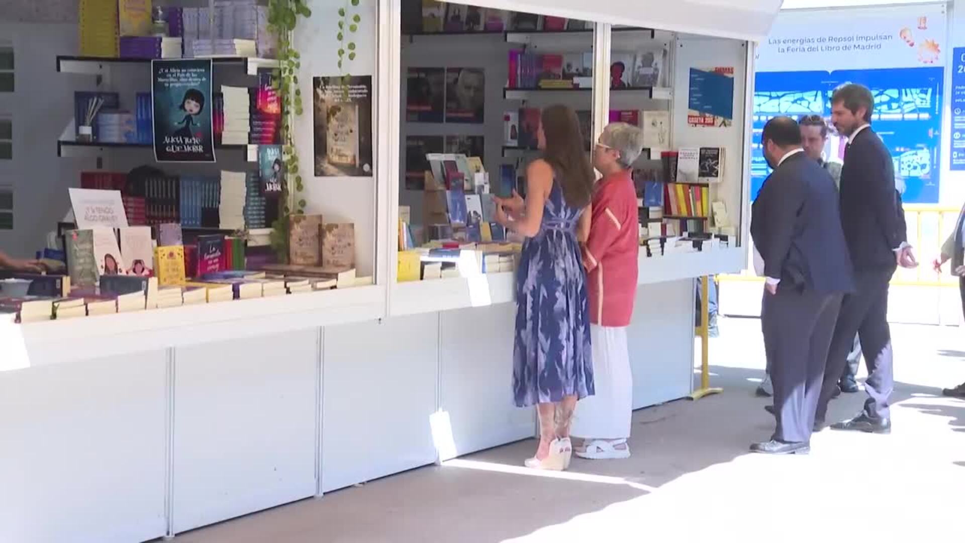 La Reina Letizia arrasa en la Feria del Libro con un veraniego vestido tie dye
