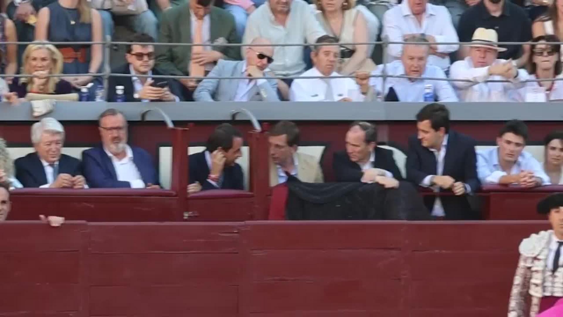 Del chupa chups de Almeida al gesto de preocupación de Urquijo en una tarde en Las Ventas