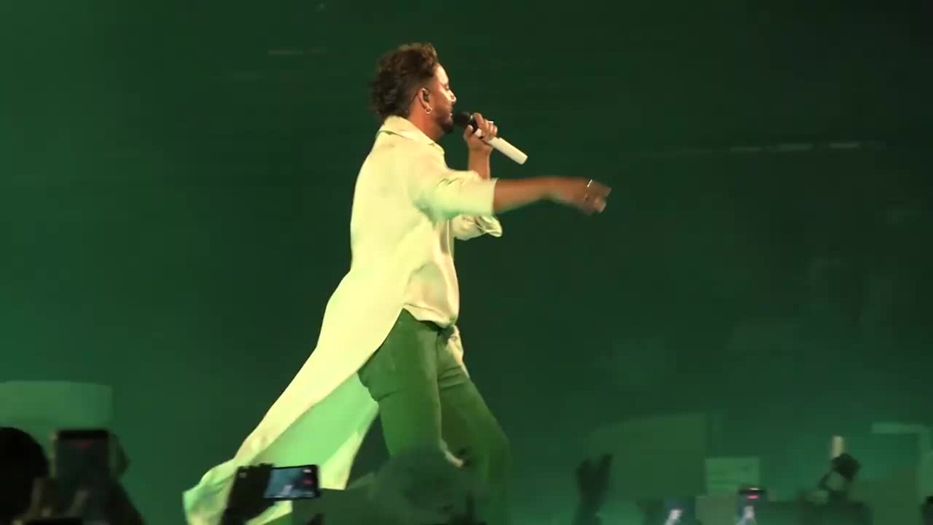 Manuel Carrasco hace bailar con el viento a Sevilla