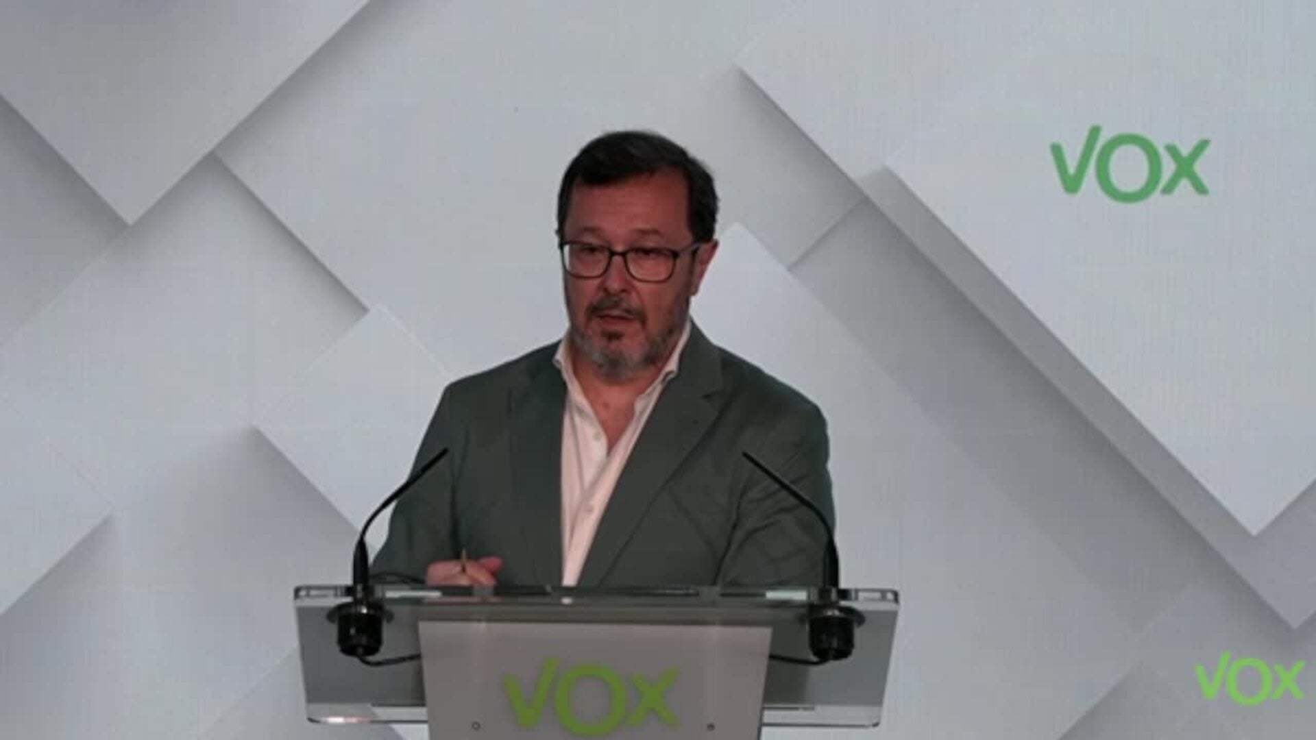 Vox acusa a Ayuso de "disfrazarse de Vox" con la polémica sobre el abono transporte