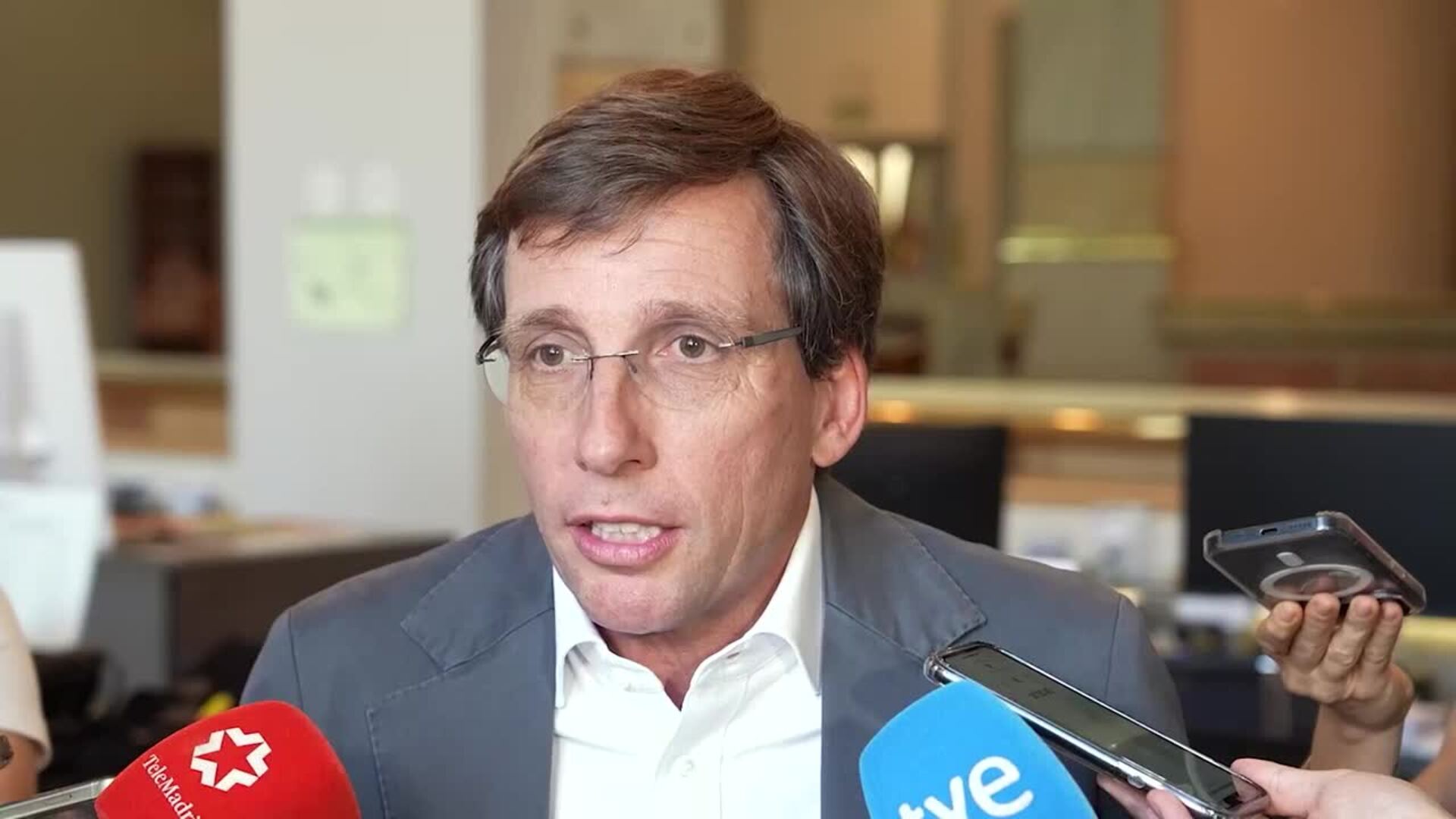 Almeida ve de "coña marinera" que se intente justificar un collar de 300.000 euros como regalo