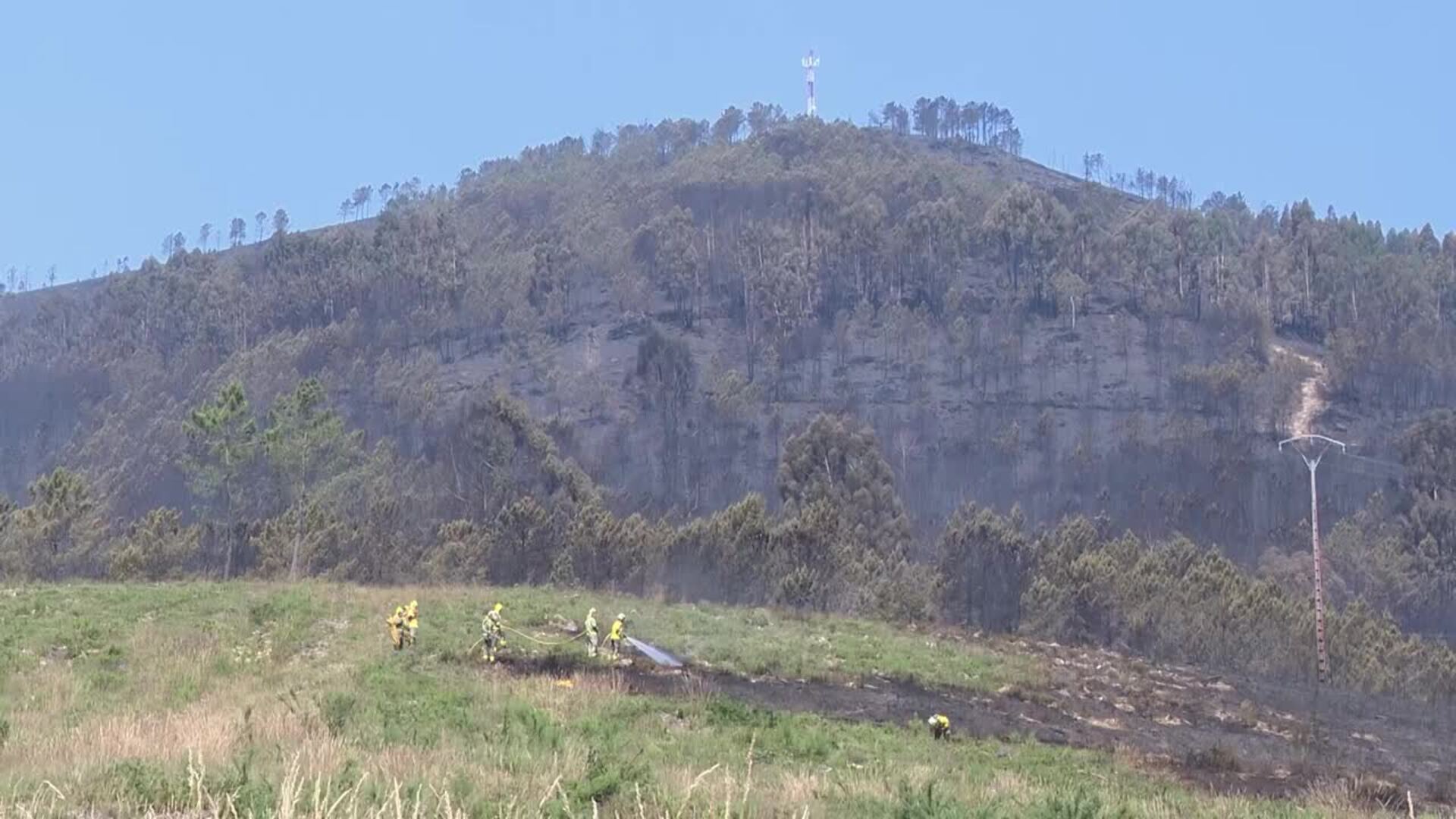 El pico de calor complica la estabilización del incendio de Boborás, con 230 hectáreas quemadas