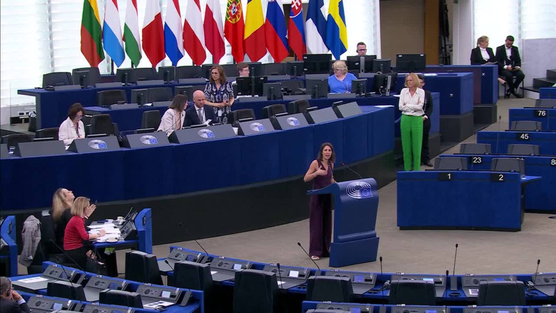 Irene Montero le canta el 'cumpleaños feliz' a Trump de forma irónica y le llama "genocida"
