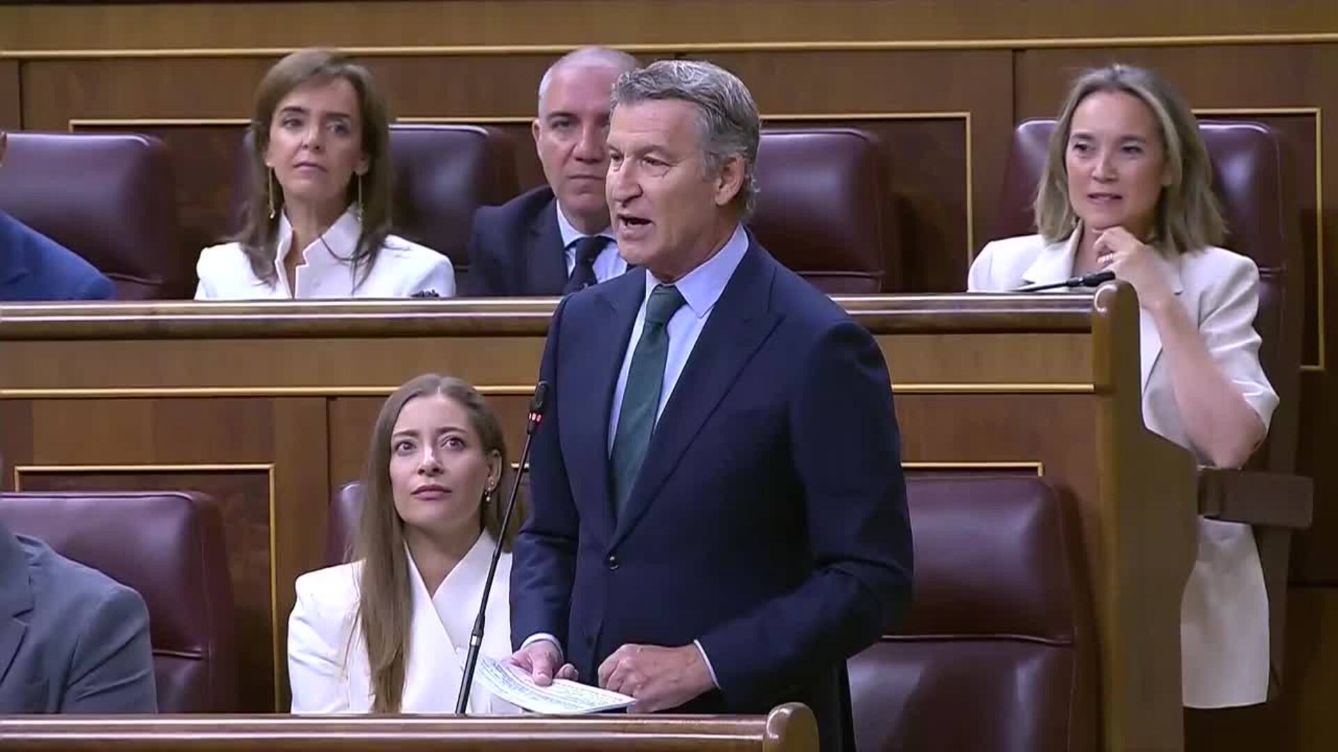 Feijóo llama "cobarde" a Sánchez por "amordazar" al Parlamento