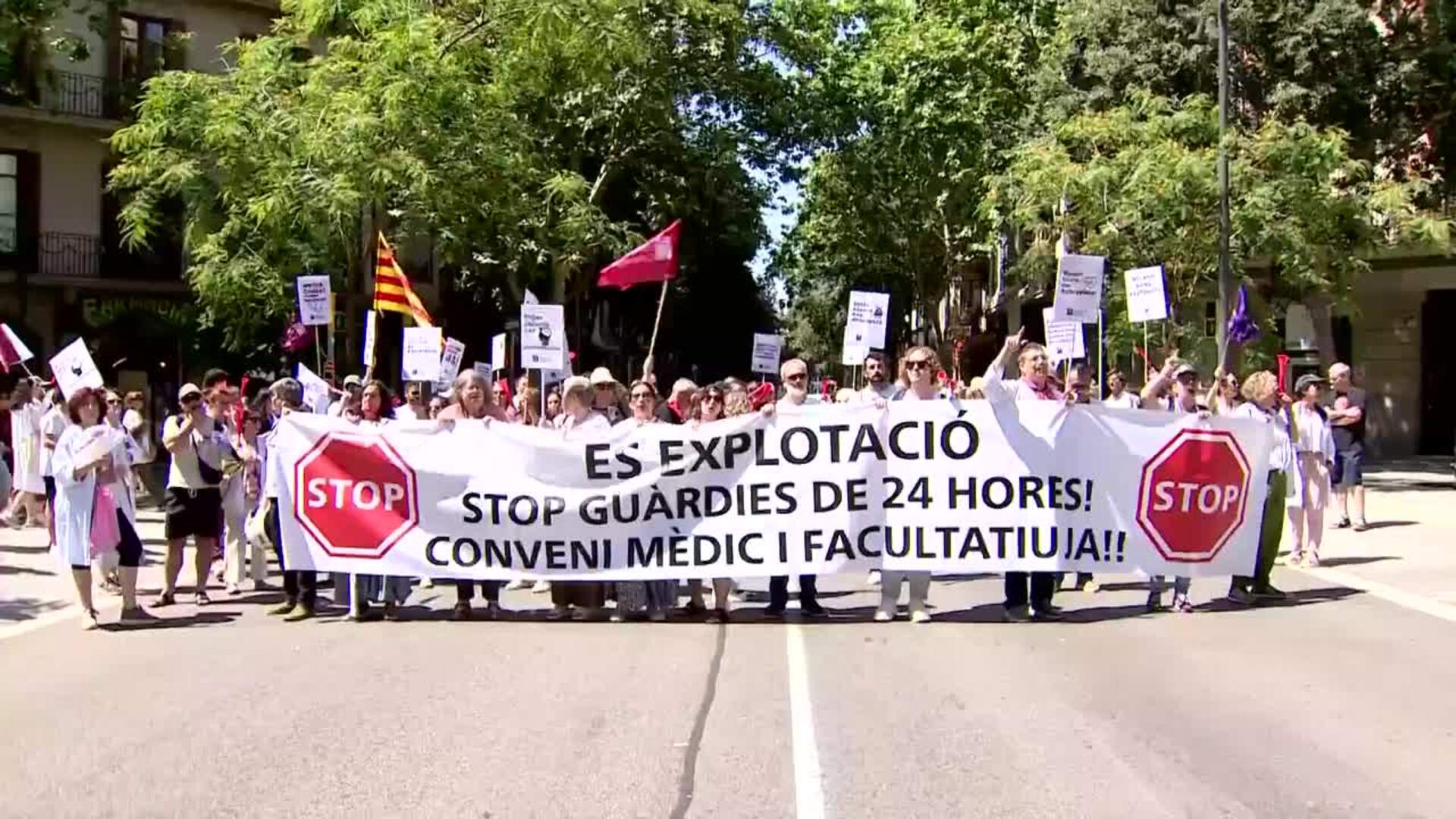 Unos 200 médicos cortan la calle Aragó de Barcelona contra las guardias de 24 horas