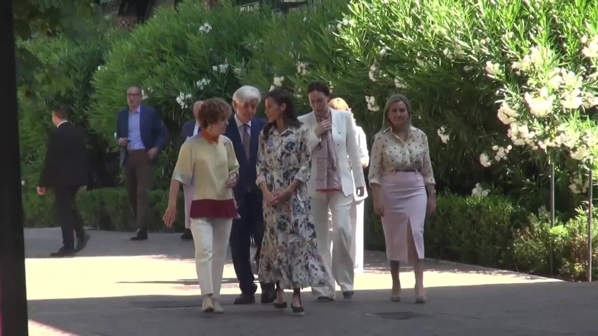 La Reina Letizia recupera su vestido camisero y firma un look botánico sofisticado