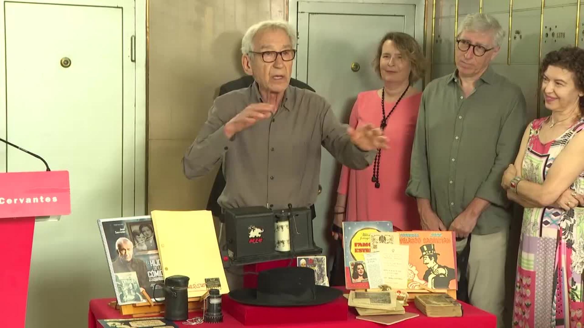 José Sacristán deja su legado en la Caja de las Letras del Instituto Cervantes