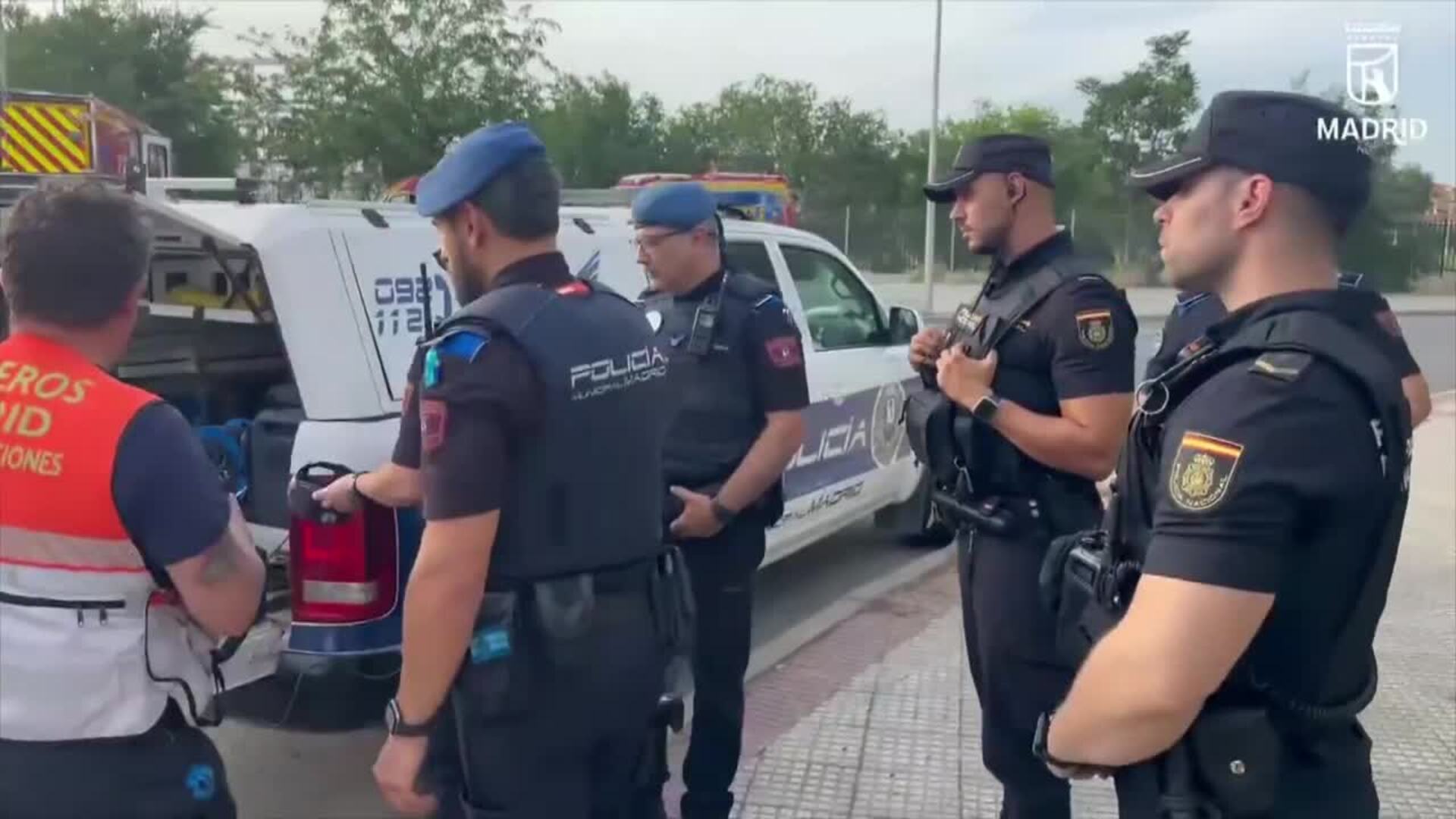 Bomberos de Madrid encadenan más de 12 horas de trabajo en el incendio de la nave de trasteros