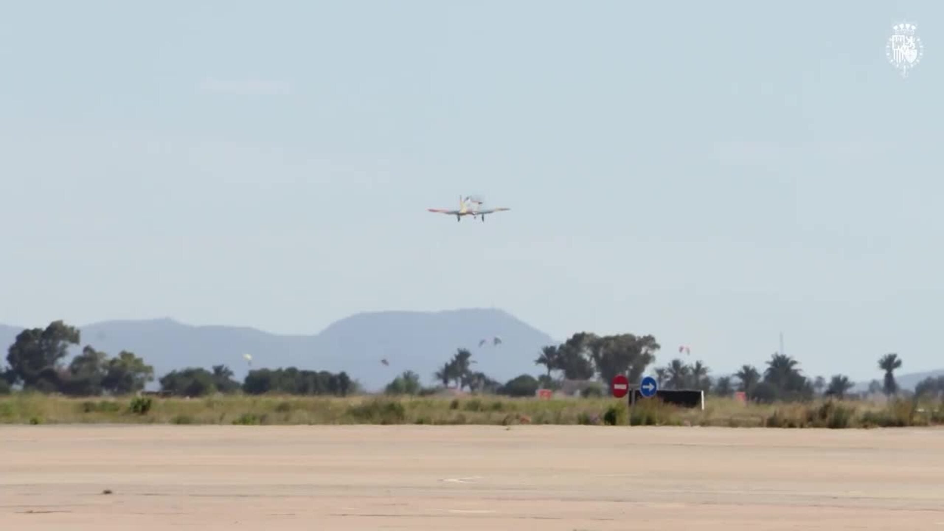 Emocionante abrazo entre Felipe VI y Leonor tras sobrevolar juntos el cielo murciano