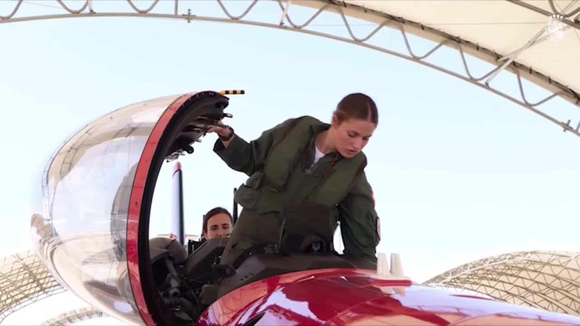 Felipe VI y la princesa Leonor realizan un vuelo de instrucción conjunto en la AGA