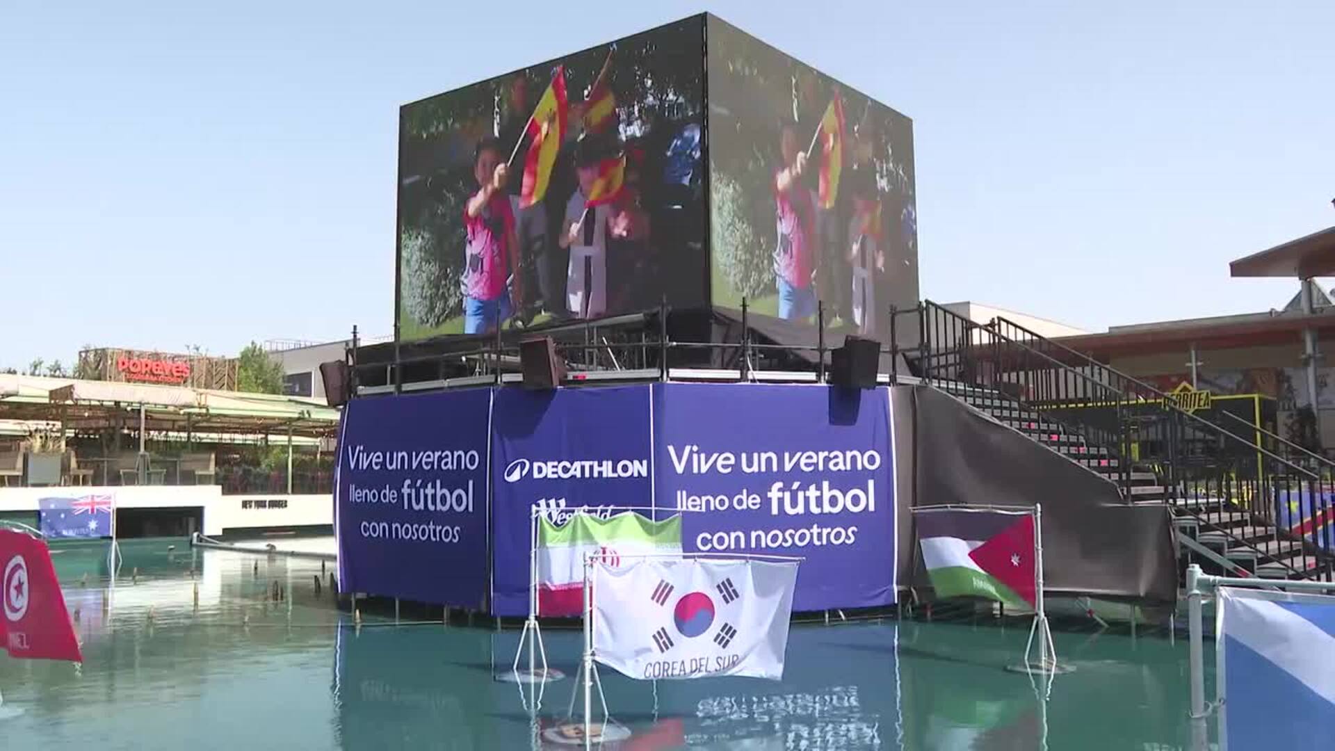 Aficionados se reúnen para presenciar en pantalla gigante el España - Arabia Saudí