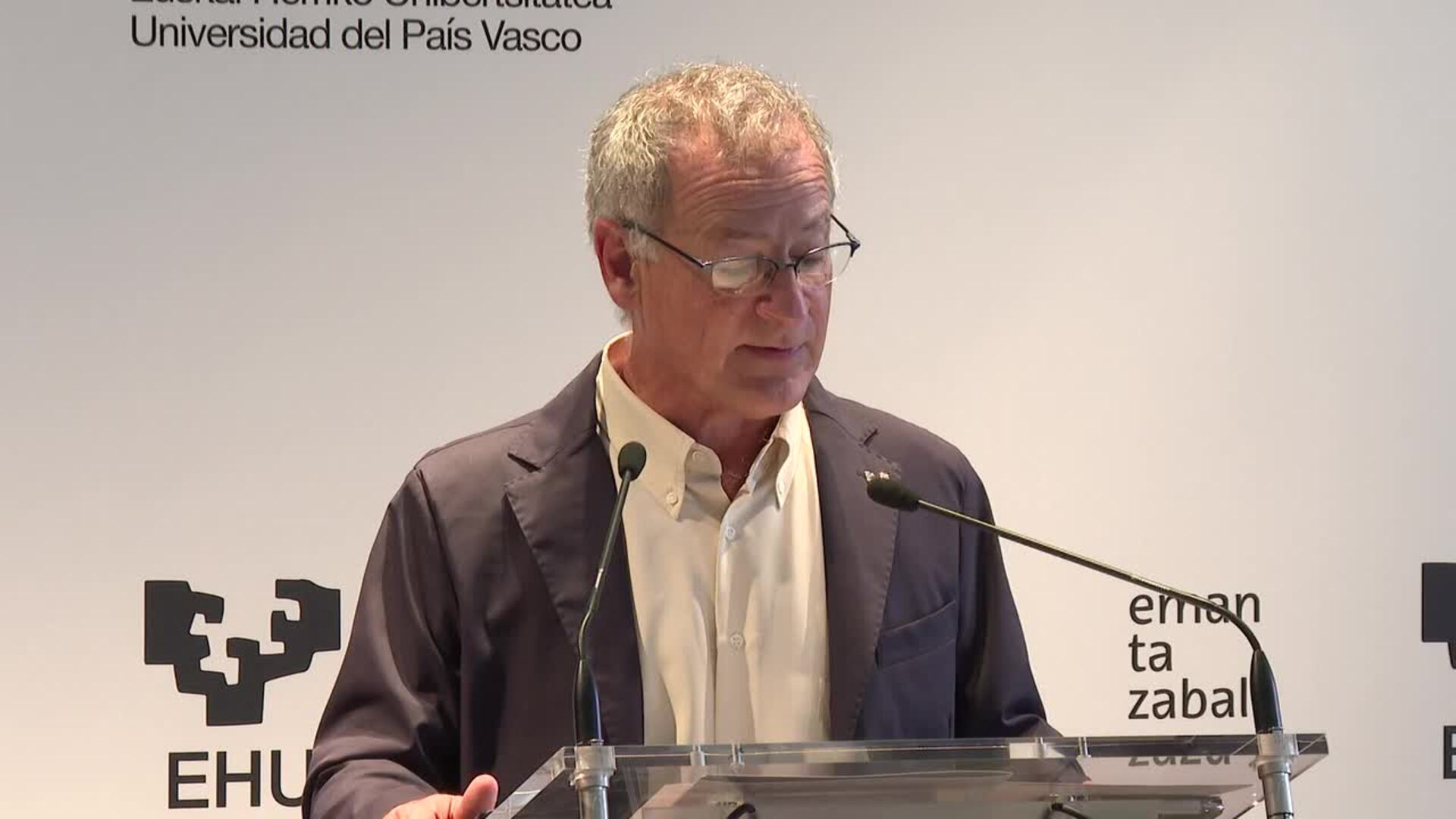 Rector de la EHU defiende "la independencia y objetividad" de la evaluación en la PAU