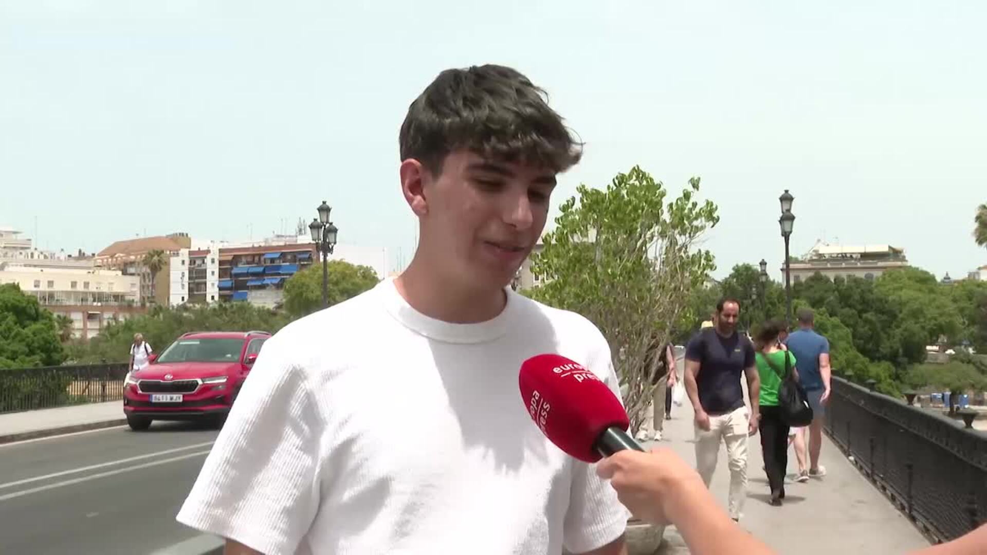 Sevillanos y turistas aseguran estar pasando “días complejos” por altas temperaturas