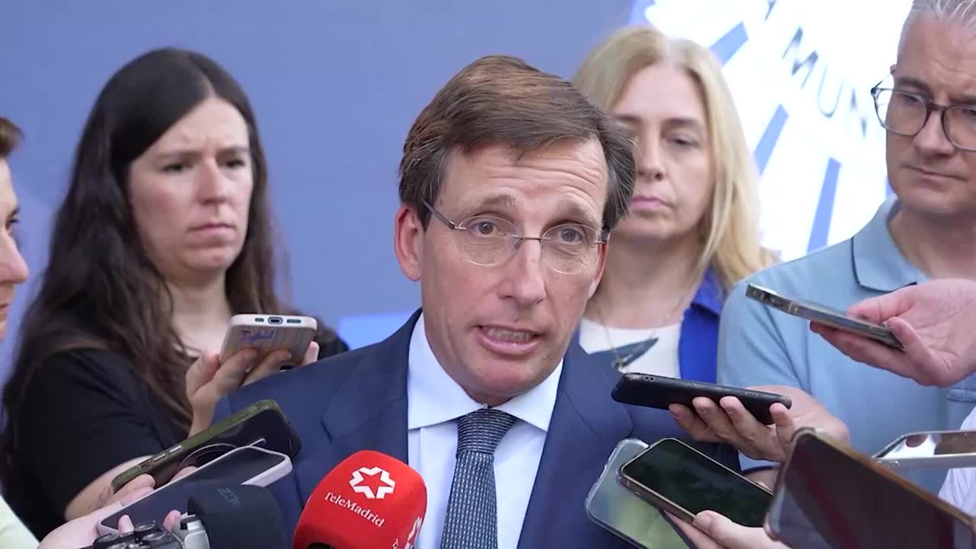 Almeida no entra en "guerras de banderas" entre izquierda y Vox
