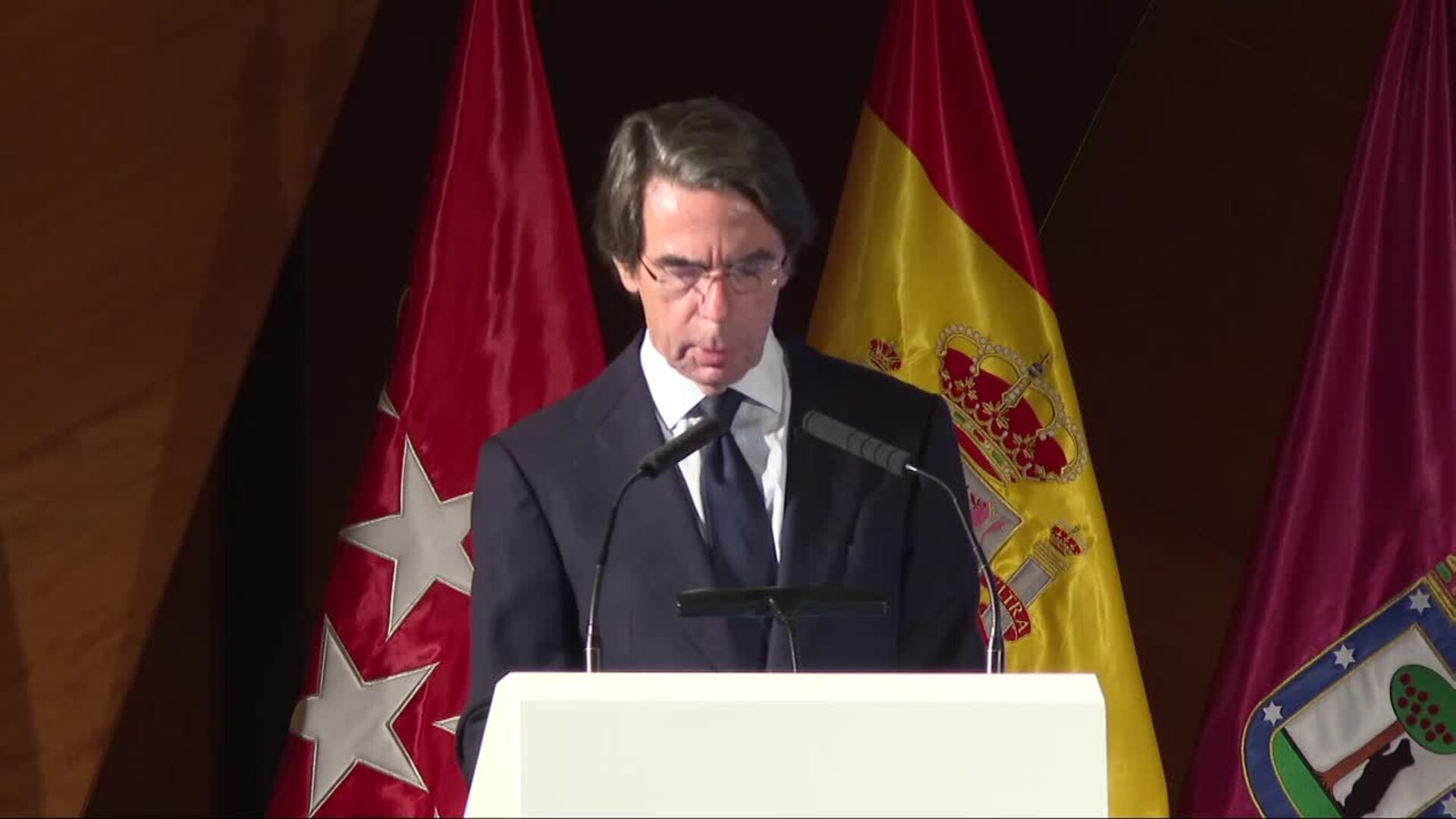 Aznar afirma que la corrupción es "inocultable" y acusa al Gobierno de "cambiar el foco"