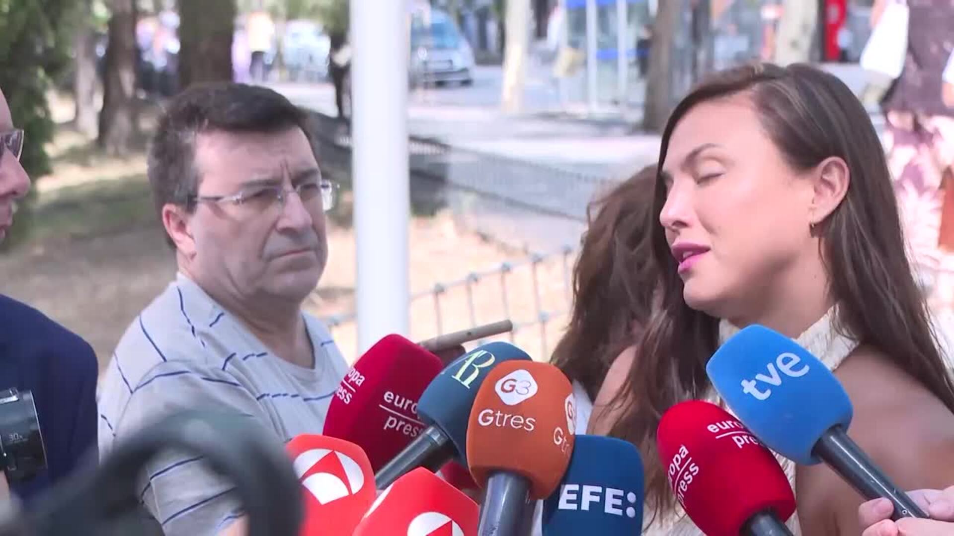 Elisa Mouliaá 'burla' su orden de detención y reaparece por sorpresa en los juzgados