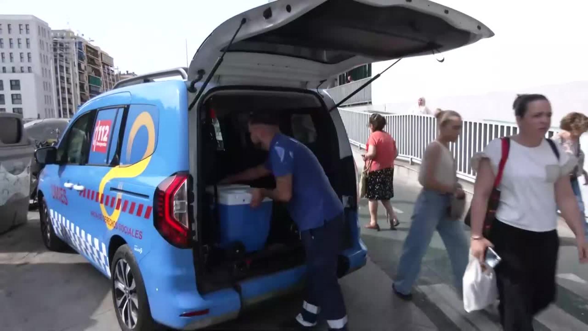 Rutas diarias en Sevilla para repartir agua a personas sin hogar ante el calor extremo