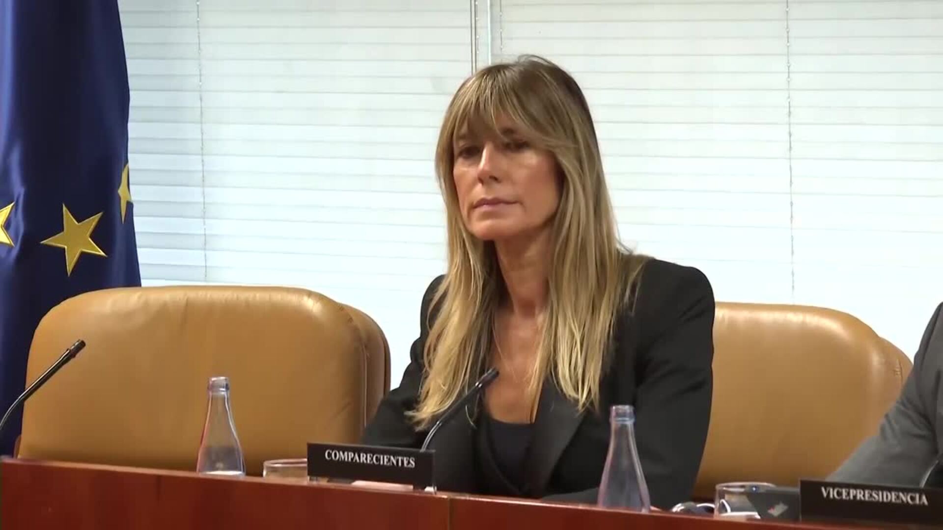 Sánchez cuestiona las medidas contra Begoña Gómez el mismo día en el que entrega su pasaporte