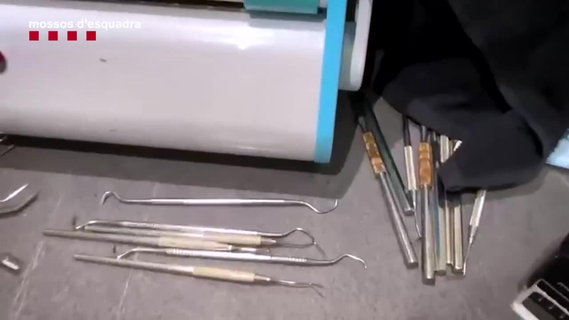 Los Mossos d'Esquadra detienen a cuatro falsos dentistas y un propietario de clínicas dentales