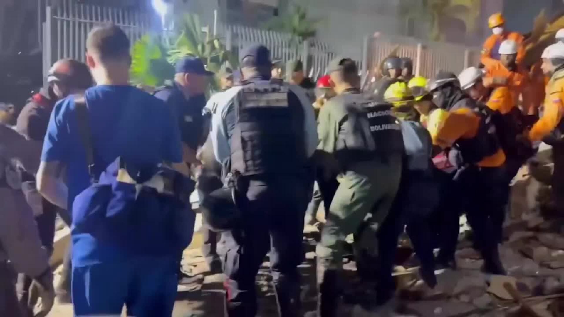 Aumentan a 235 los muertos y a más de 4.300 los heridos por el doble terremoto de Venezuela