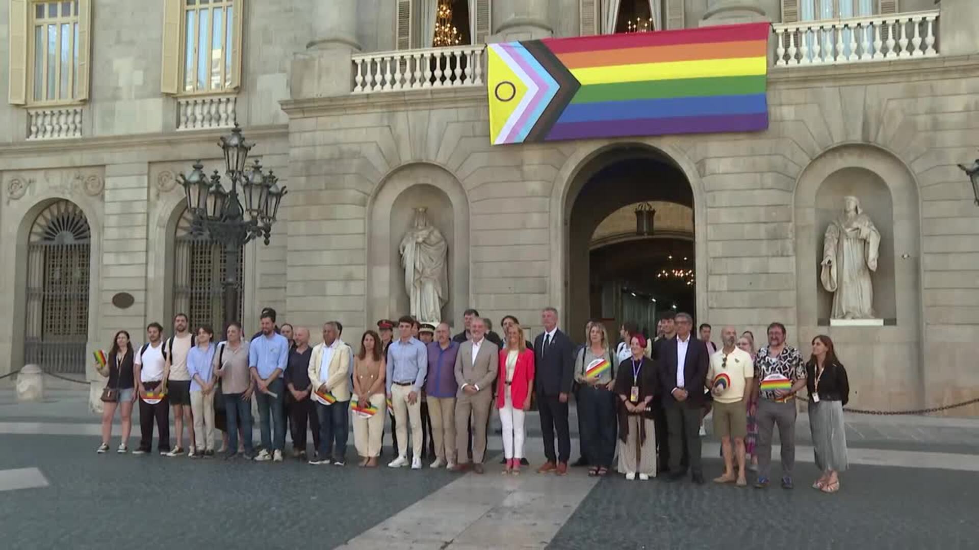 La bandera LGTBI ya cuelga en los balcones de la Generalitat y del Ayuntamiento de Barcelona