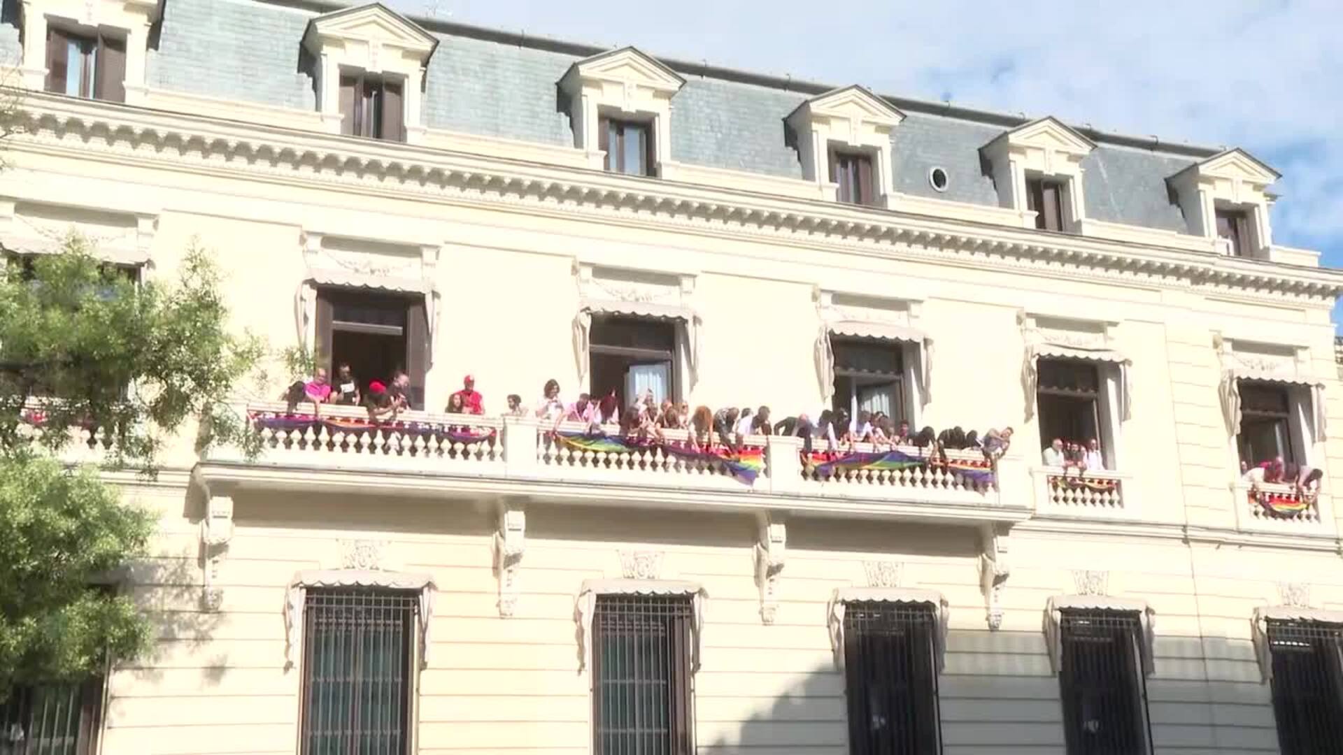 La Delegación del Gobierno en Madrid despliega la bandera arcoíris en su fachada