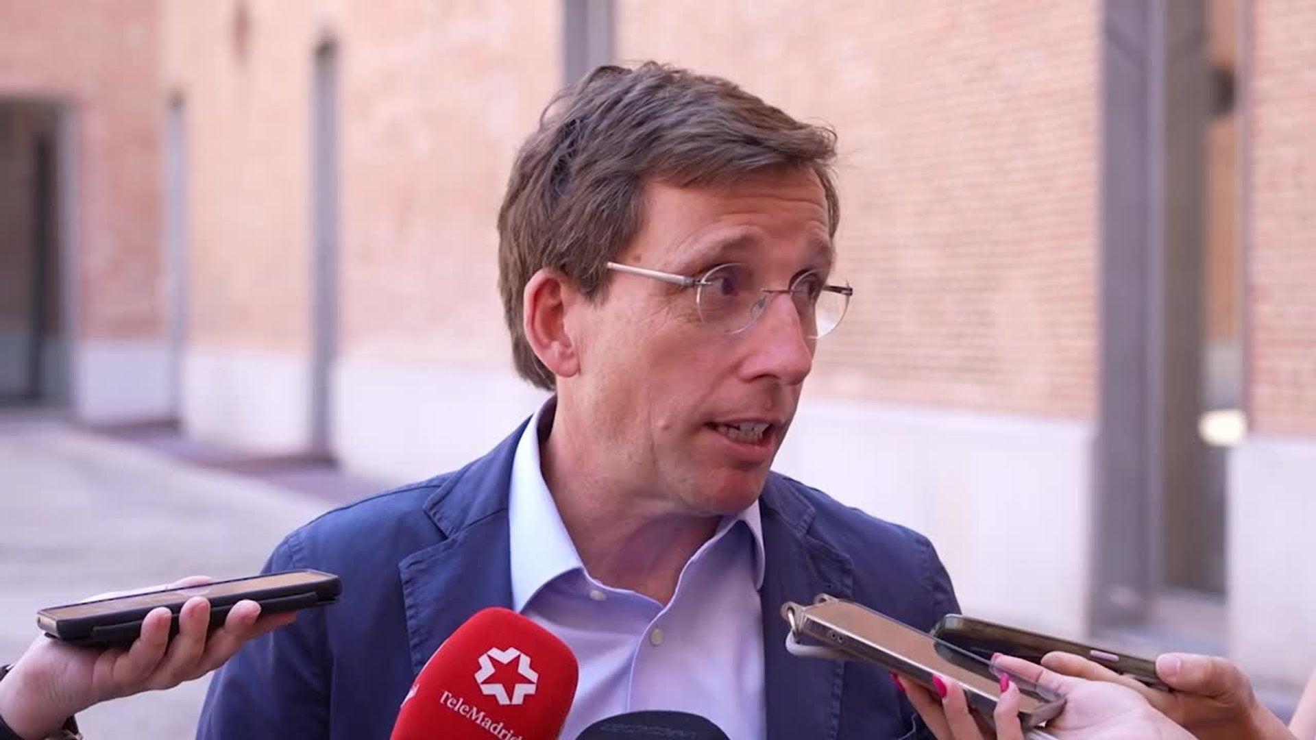 Almeida cree que Sánchez "no abandona porque teme acabar en un banquillo"