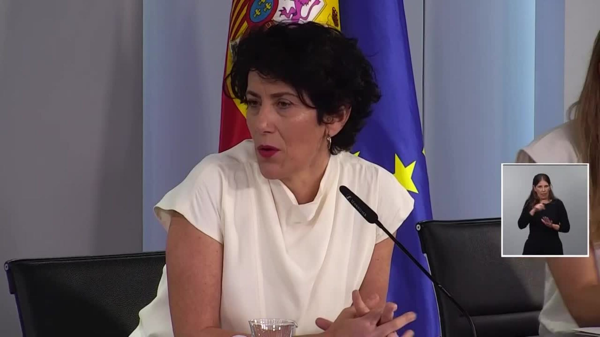 El Gobierno defiende la 'ley de nietos' por justicia y ve a Feijóo "desesperado"