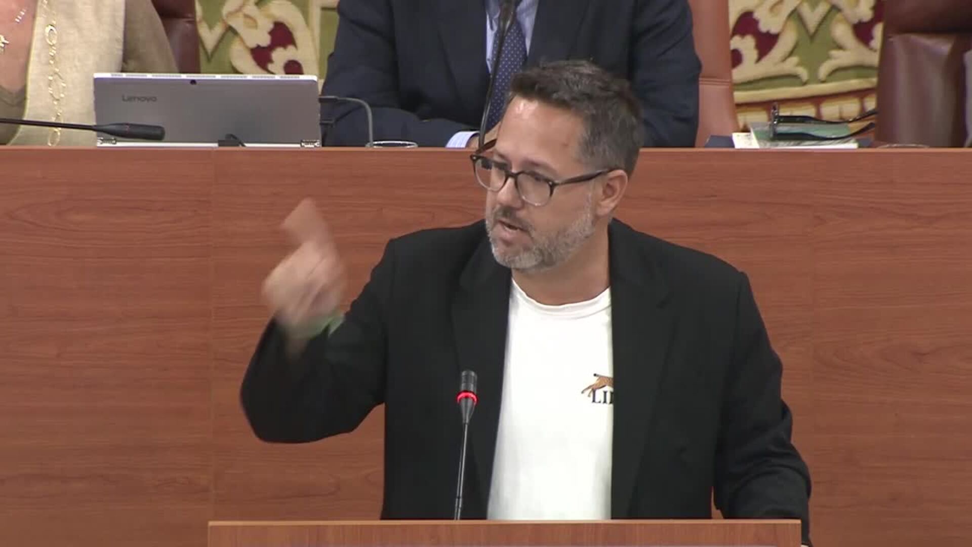 Adelante reta a Moreno a tachar de "racista" prioridad nacional y no ponerse de perfil con Vox