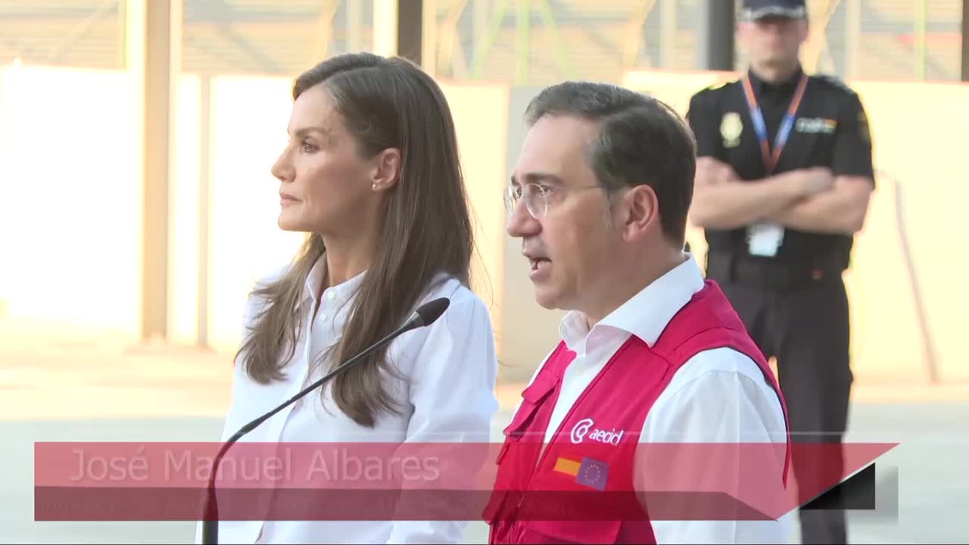 Albares y la Reina Letizia despiden al equipo médico de AECID que viaja a Venezuela