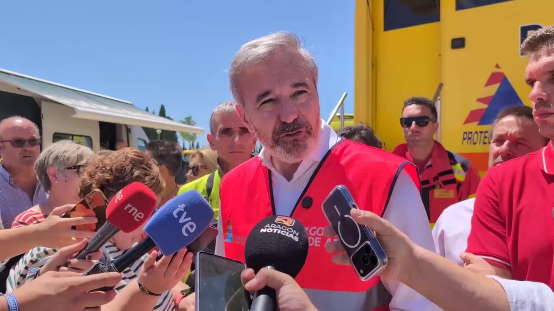 Azcón dice que el incendio de Leciñena "no está controlado", pero "la evolución es favorable"