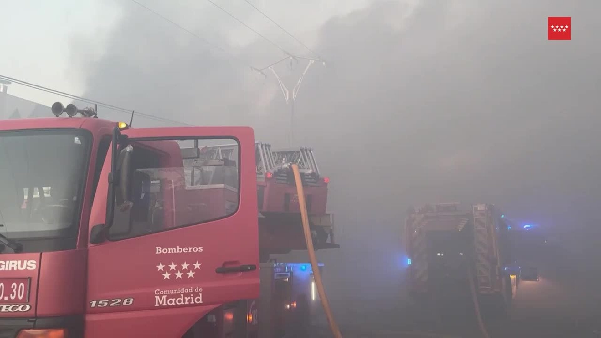 Bomberos de la Comunidad de Madrid trabajan en la extinción de un incendio en nave de Leganés
