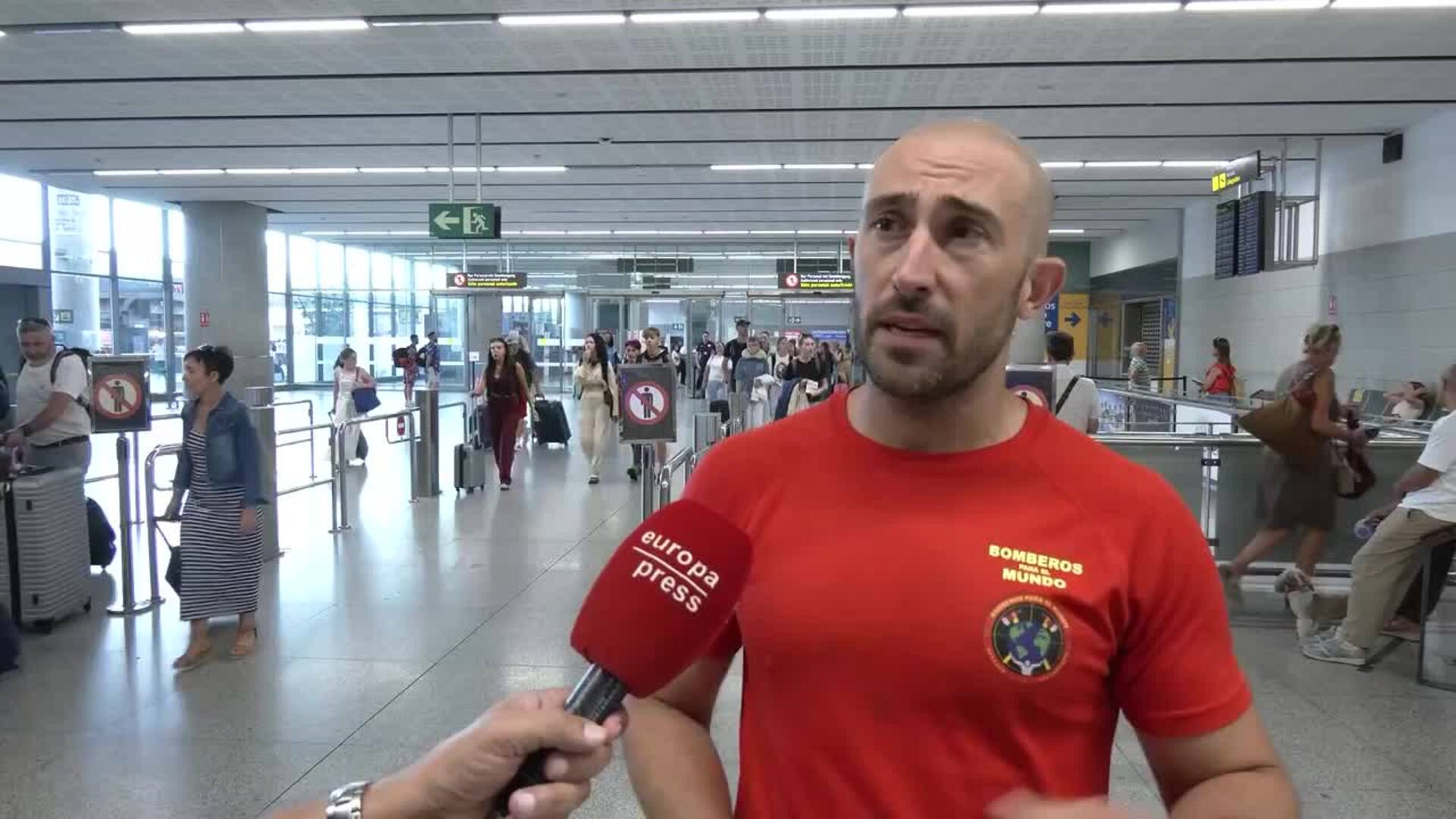 Bomberos desplazados a Venezuela : "El pueblo va a tardar en recuperarse"