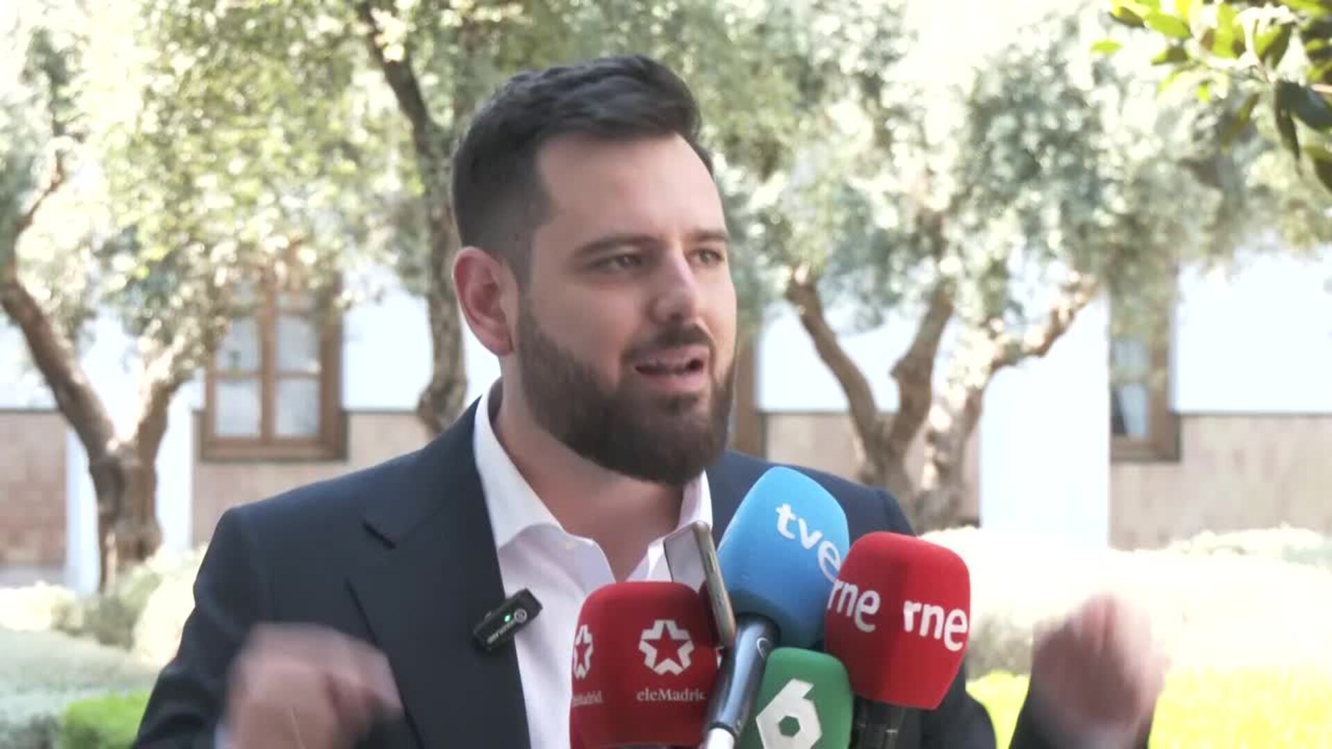 PSOE afea silencio de Moreno por un pacto que "convierte el Parlamento en una sucursal Madrid"