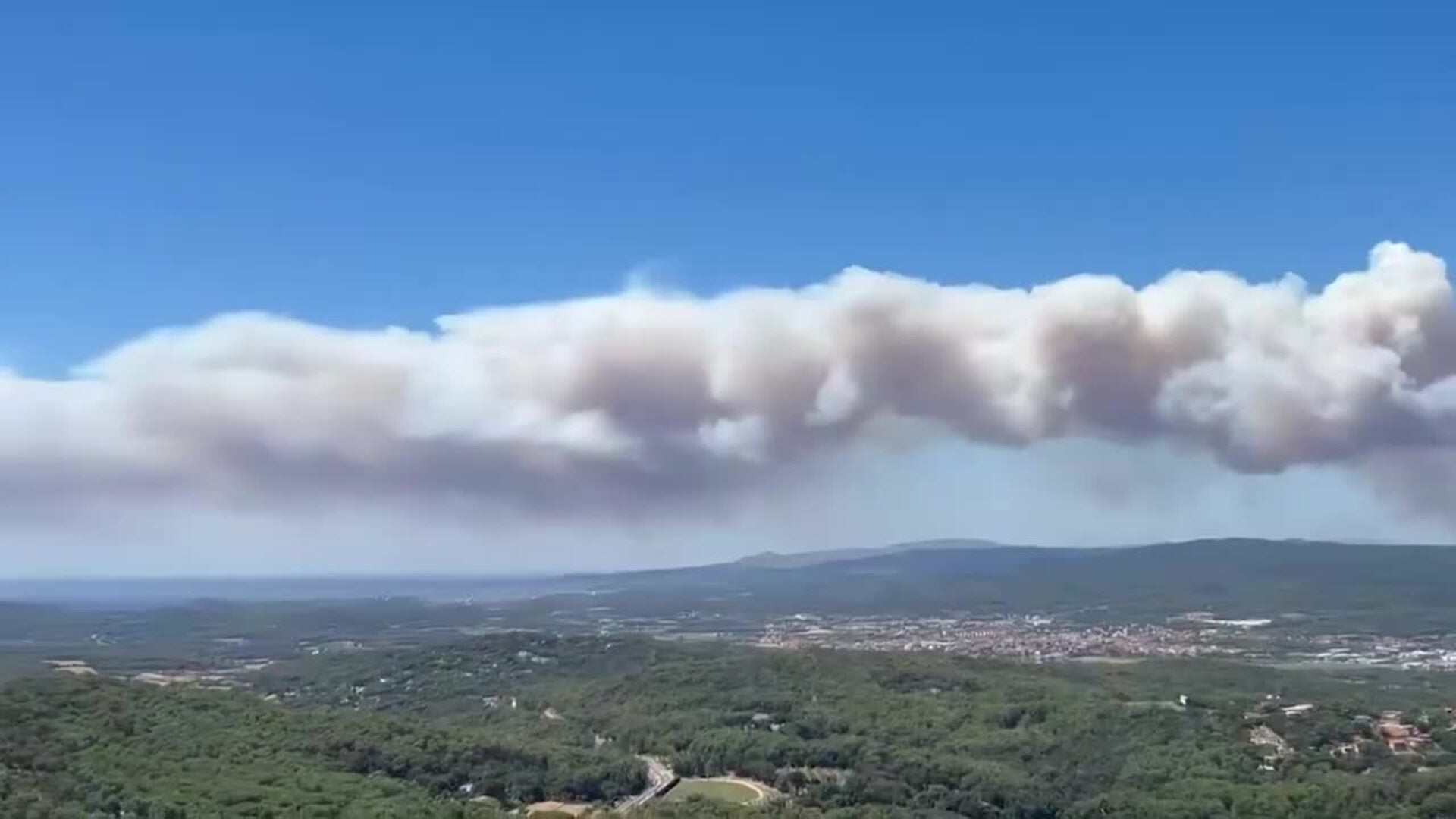 Confinados 150 niños de una casa de colonias por el incendio en la Bisbal d'Empordà, Girona
