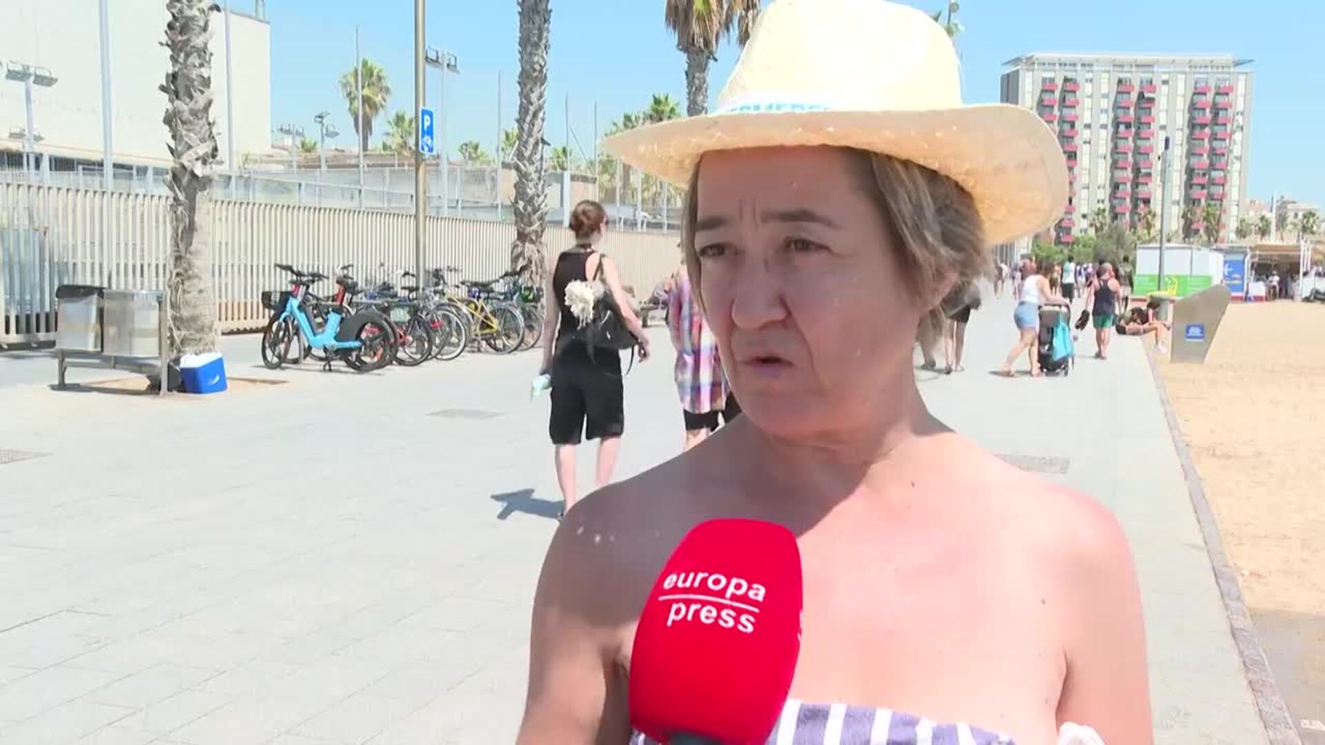 Algunos barceloneses optan por la playa y los refugios climáticos para combatir el calor