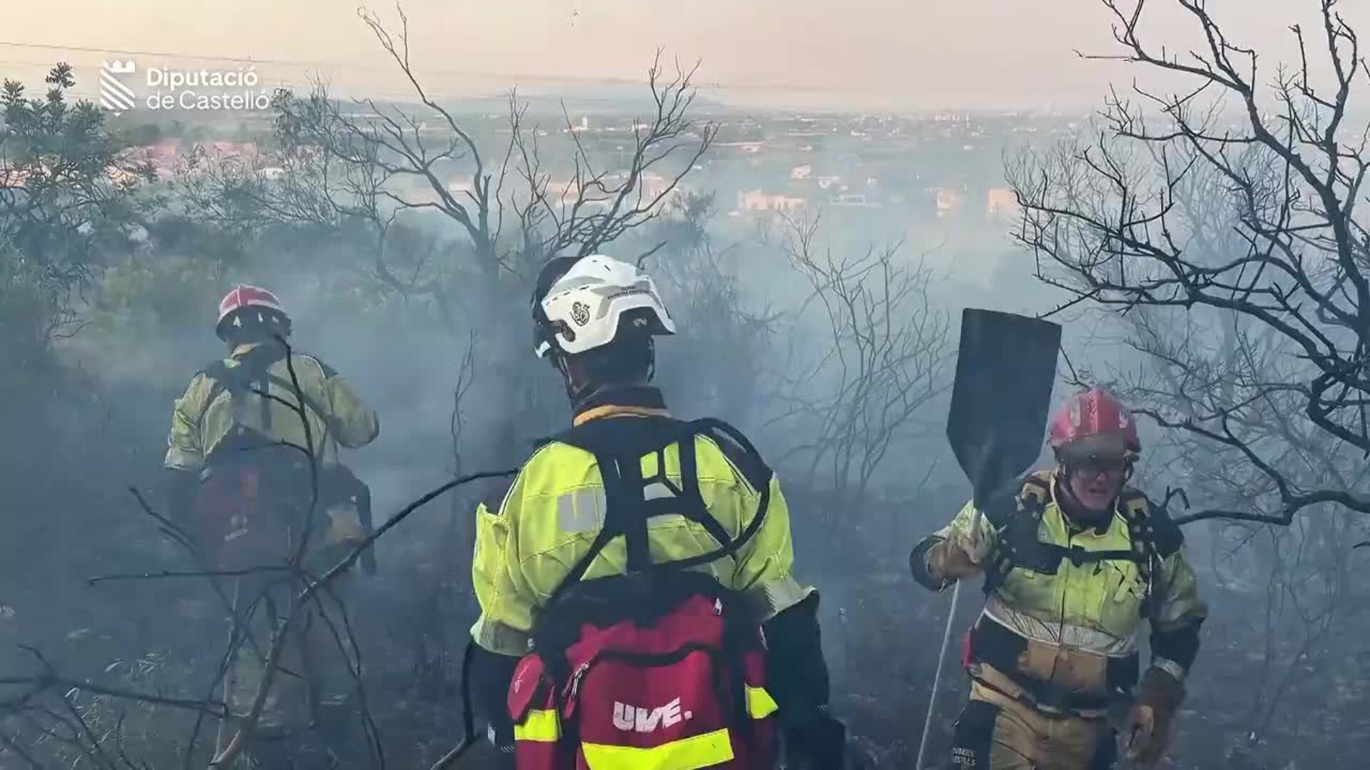 Bomberos de Castellón estabilizan un incendio de vegetación en Peñíscola
