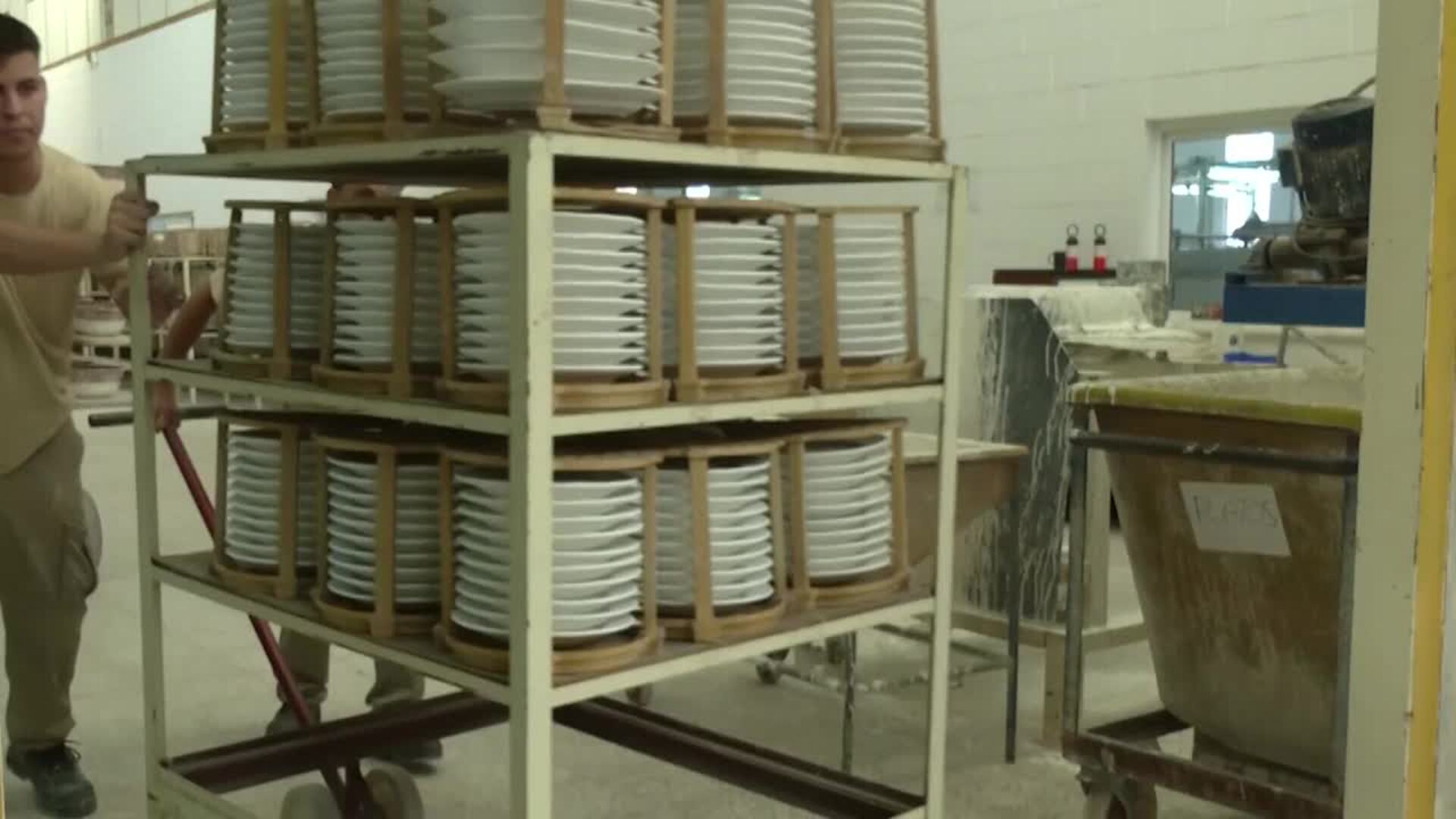 La Cartuja de Sevilla: la fórmula magistral que convierte el 'bizcocho' en fina porcelana