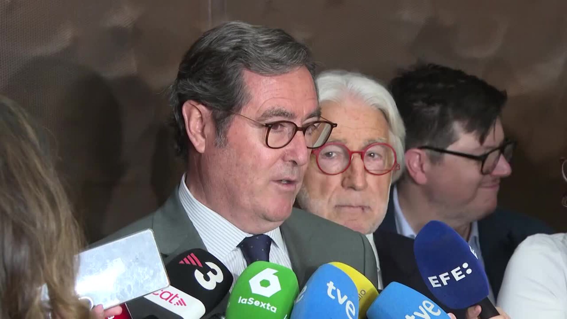 Garamendi coincide con Feijóo en trabajar sobre un acuerdo para acabar con el absentismo