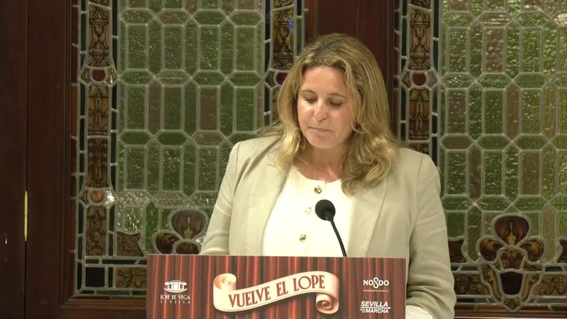 Aitana Sánchez-Gijón, José María Pou y Lolita, en la reapertura del Teatro Lope de Vega