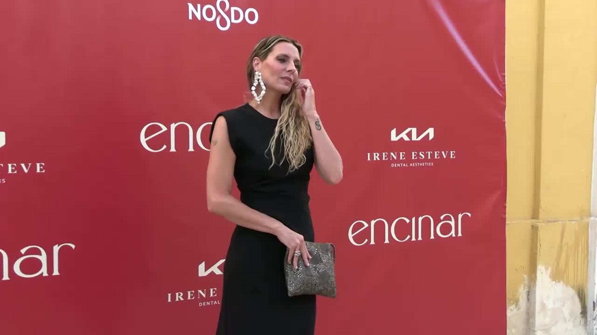 Fabiola Martínez responde divertida a Alejandra Osborne por reírse de su padre