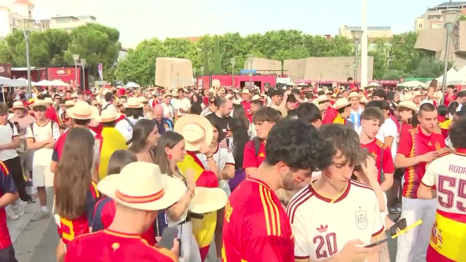 Aficionados de la selección española de fútbol confían en una victoria frente a Bélgica